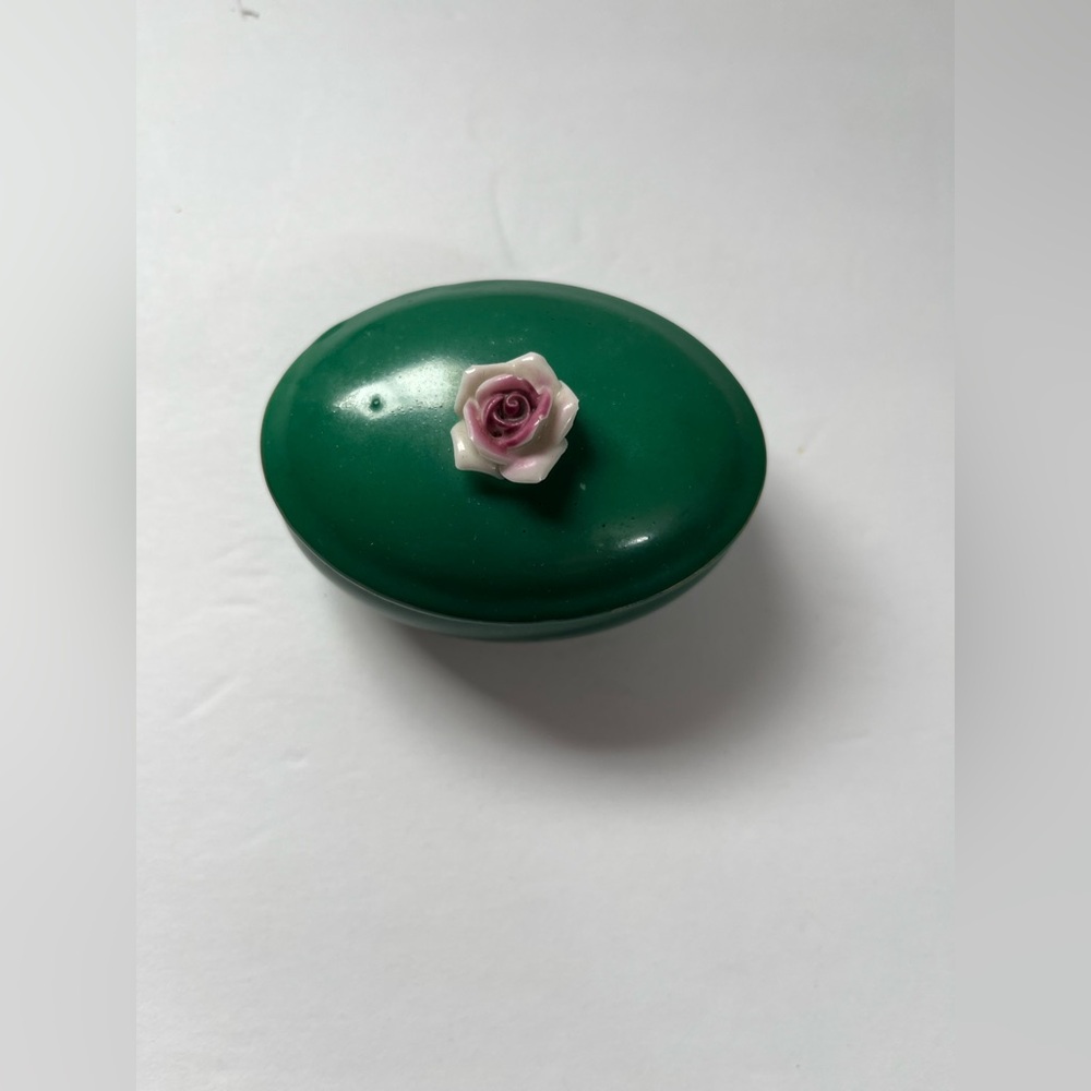 VINTAGE GREEN AND WHITE TRINKET PORCELAIN JAPANESE BOX